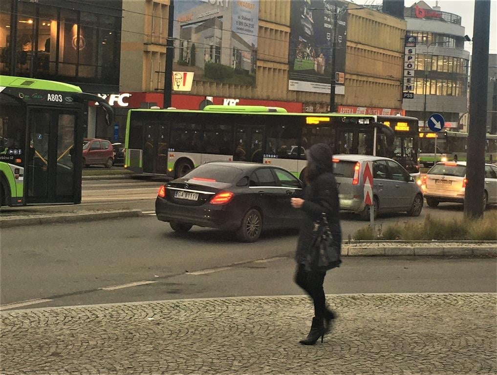 Jak to się stało? Autobus zablokował tramwaje w centrum Olsztyna