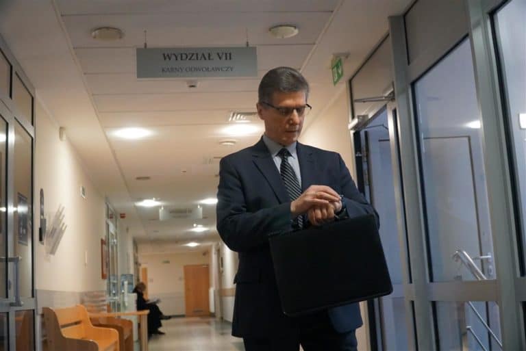 Kobieta, kt&oacute;ra oskarżała b. prezydenta miasta o gwałt, chce uzasadnienia wyroku