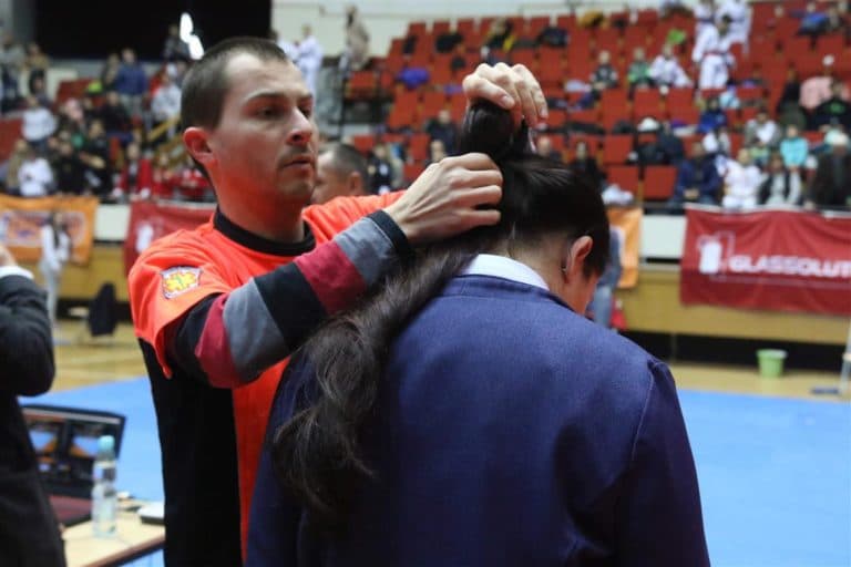 Wypadek w Uranii. Podczas zawod&oacute;w na ludzi spadły ostre kawałki szkła. Ranna została kobieta