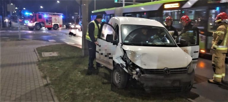 Poważna stłuczka na osiedlu Mleczna. Poszkodowany kierowca uciekł zostawiając auto