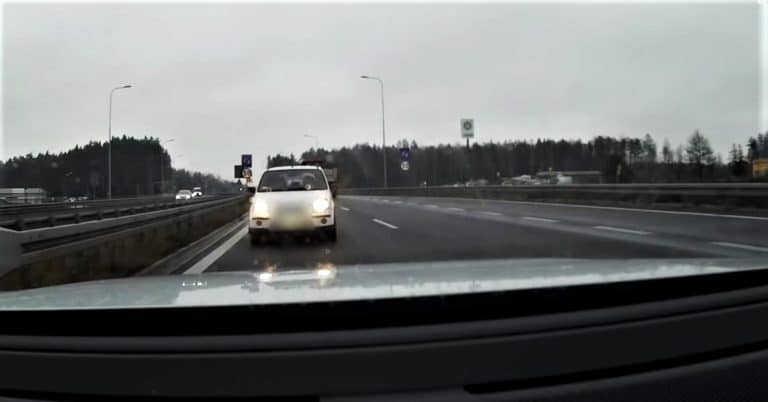Pod prąd na wylocie z Olsztyna. Starszy mężczyzna ignorował innych kierowc&oacute;w