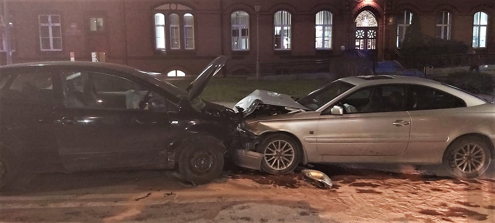 Karambol w centrum Olsztyna. Kobieta kierującą VW wjechała na czerwonym