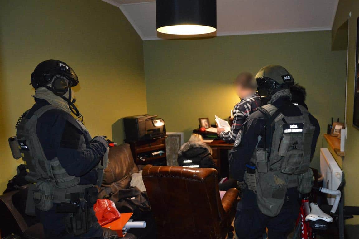 Uzbrojeni funkcjonariusze z Olsztyna zrobili nocny nalot na mieszkanie prezesa