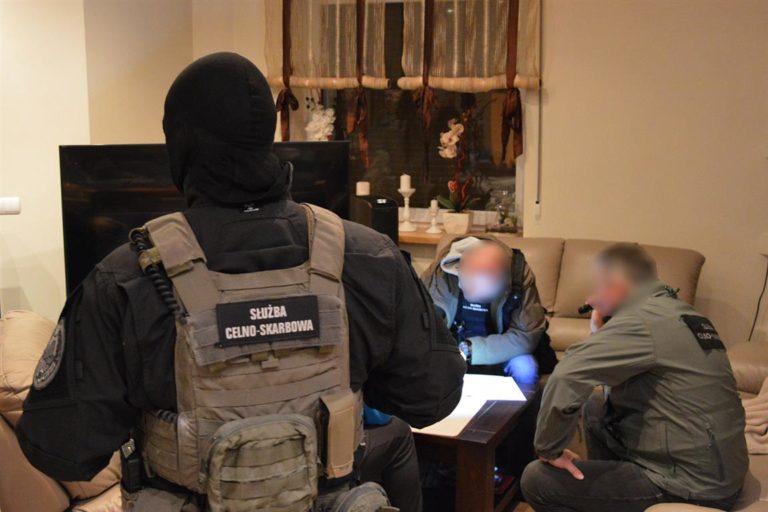 Uzbrojeni funkcjonariusze z Olsztyna zrobili nocny nalot na mieszkanie prezesa