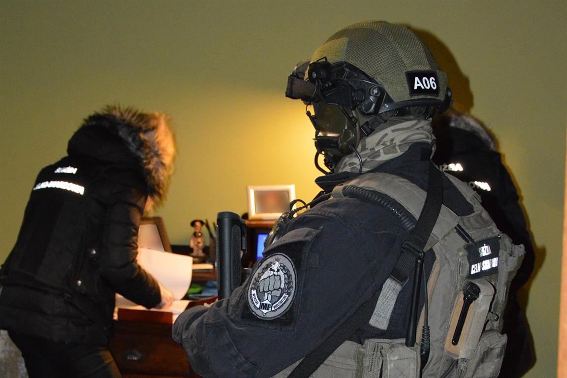 Uzbrojeni funkcjonariusze z Olsztyna zrobili nocny nalot na mieszkanie prezesa