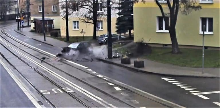 Z wielką prędkością uderzył w słup trakcyjny. Policja publikuje nagranie z ITS