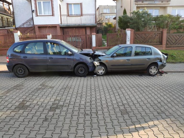 Kobieta straciła panowanie nad autem i zniszczyła trzy zaparkowane samochody