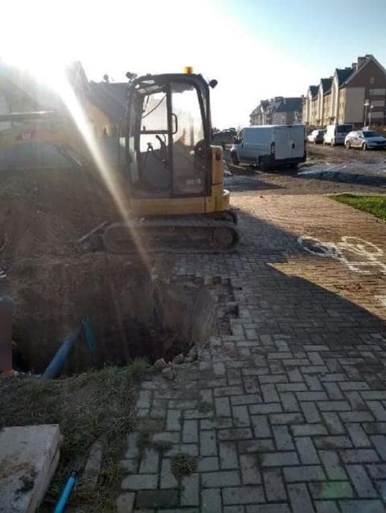 Lekkomyślne zachowanie na osiedlu Generał&oacute;w. Bez pozwolenia kopali przy linii gazowej