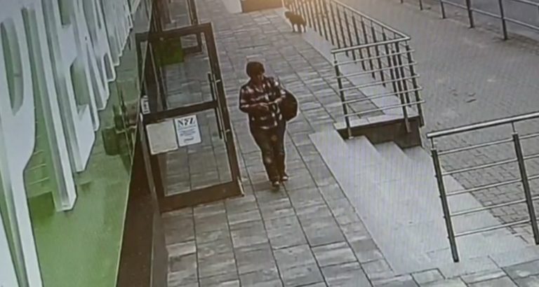 Nikt z nas nie chciałby znaleźć się w takiej sytuacji. Film nagrany pod budynkiem SM Pojezierze
