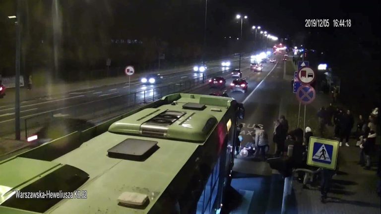 Studentka potrącona w Kortowie przez autobus miejski. Kierująca straciła prawo jazdy