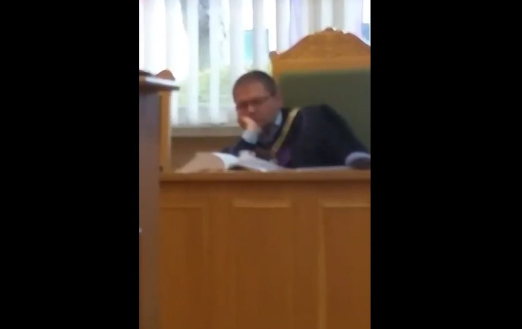 Czy prezes Sądu Rejonowego w Olsztynie spał na rozprawie? To on zawiesił Juszczyszyna