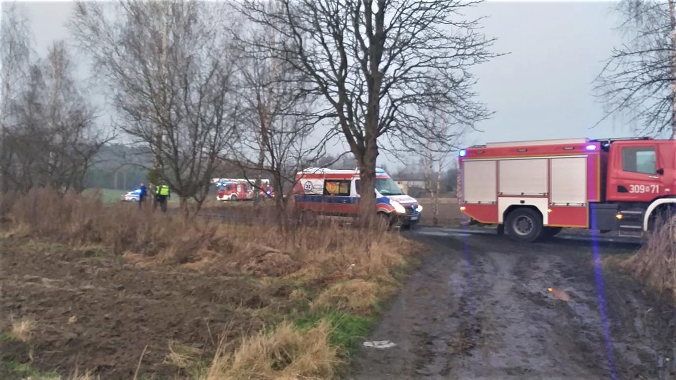 Bohaterski wyczyn. Wynieśli straszą kobietę z płonącego domu