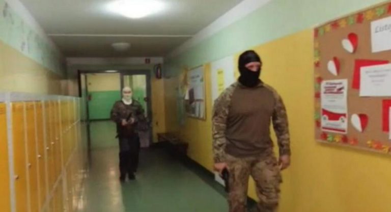 Panika wśr&oacute;d dzieci po symulowanym ataku terrorystyst&oacute;w. Jeden uczeń wyskoczył z okna