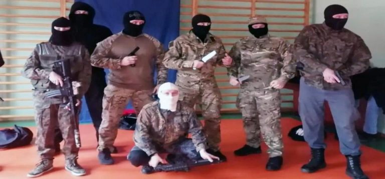 Panika wśr&oacute;d dzieci po symulowanym ataku terrorystyst&oacute;w. Jeden uczeń wyskoczył z okna