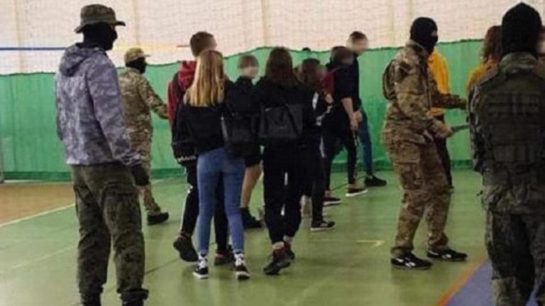 Panika wśr&oacute;d dzieci po symulowanym ataku terrorystyst&oacute;w. Jeden uczeń wyskoczył z okna