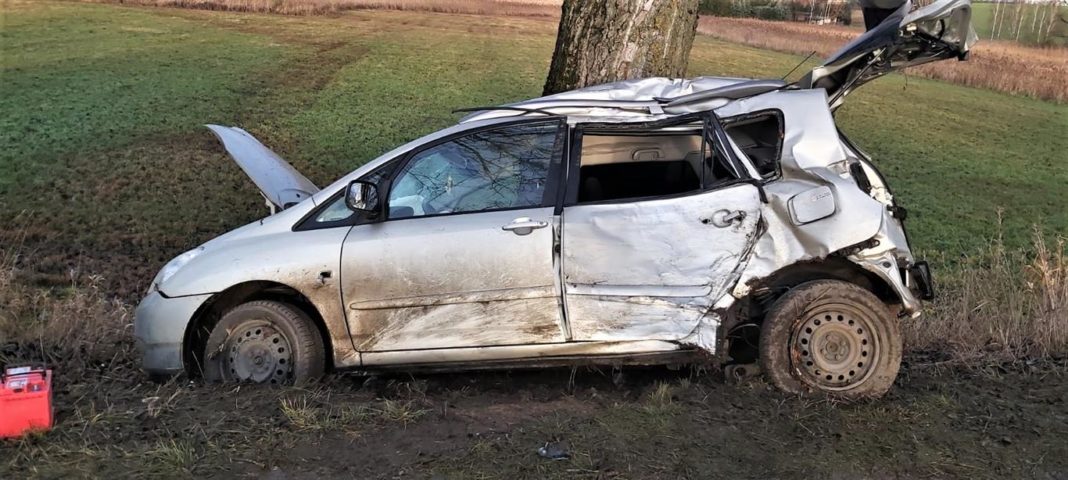 Wypadek pod Olsztynem na drodze do Bartąga. Kobieta trafiła do szpitala