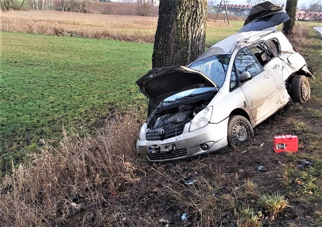 Wypadek pod Olsztynem na drodze do Bartąga. Kobieta trafiła do szpitala