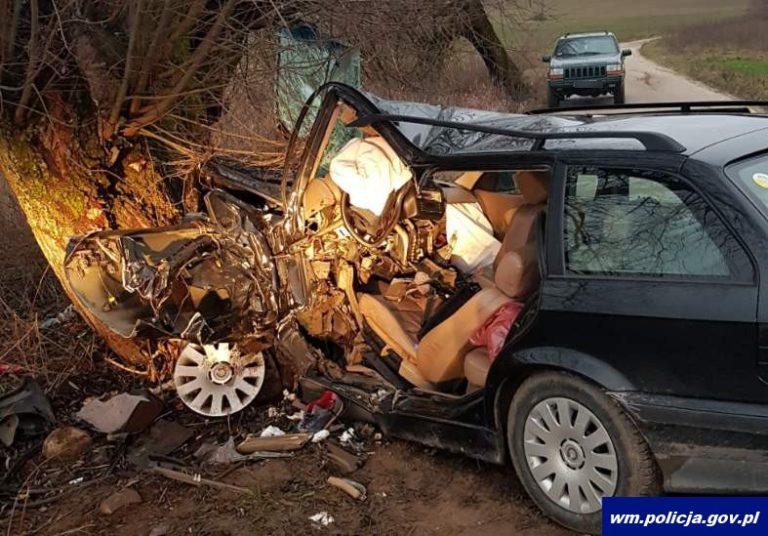 Zabrał koledze BMW i uderzył w drzewo