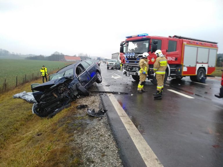 Zderzenie czołowe dw&oacute;ch samochod&oacute;w pod Olsztynem. Dziecko zabrane do szpitala