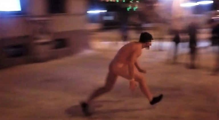 Młody mężczyzna biegał nago po Olsztynie. Zrobił kupę na przystanku