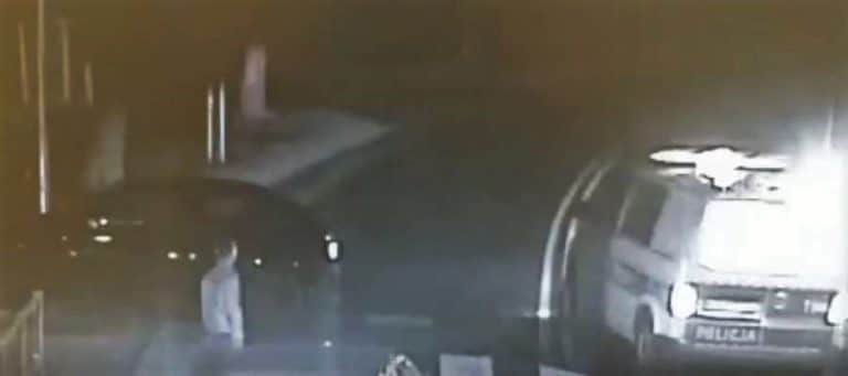 Rozbił BMW pod szkołą podstawową. Potem kierowca wpadł na ‚genialny” pomysł