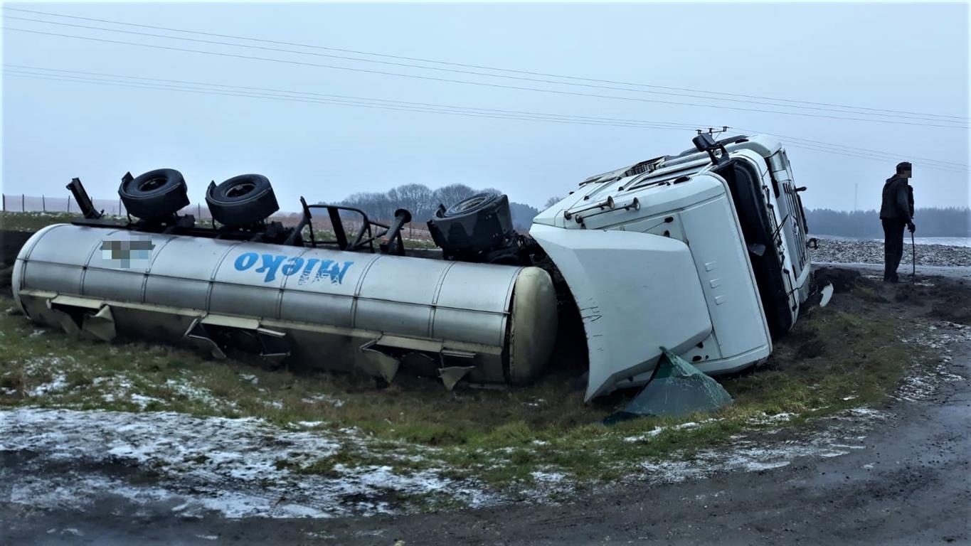 Pod Olsztynem wywróciła się cysterna z mlekiem