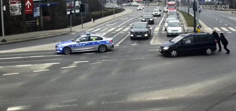 Auto zepsuło się na środku wielkiego skrzyżowania. W środku tr&oacute;jka dzieci