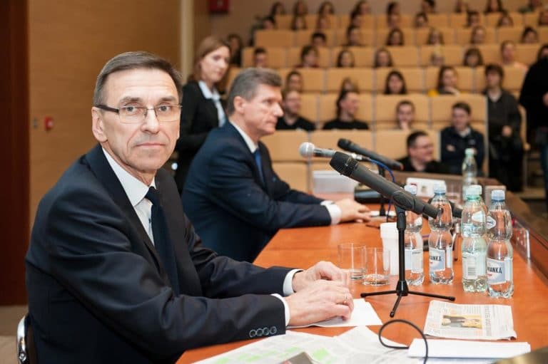 Jest oficjalne stanowisko Piotra Grzymowicza ws. referendum: &bdquo;wiocha to stan umysłu&rdquo;