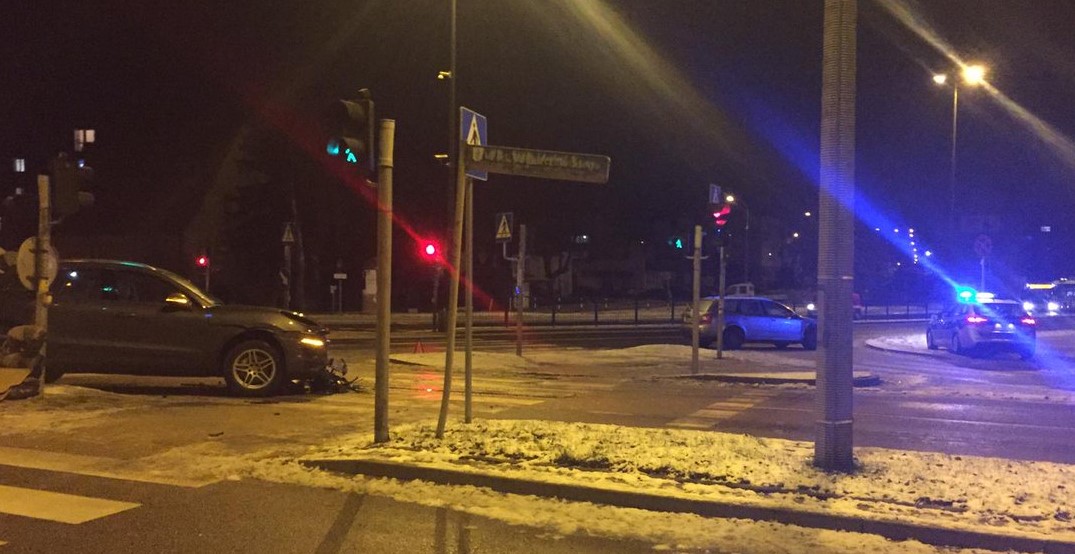 Wypadek z udziałem Porsche na al. Warszawskiej. Jedna osoba trafiła do szpitala