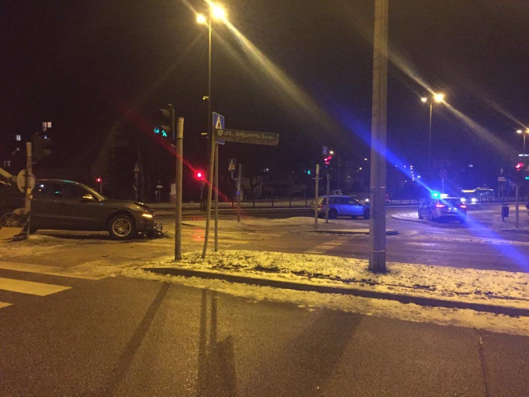 Wypadek z udziałem Porsche na al. Warszawskiej. Jedna osoba trafiła do szpitala