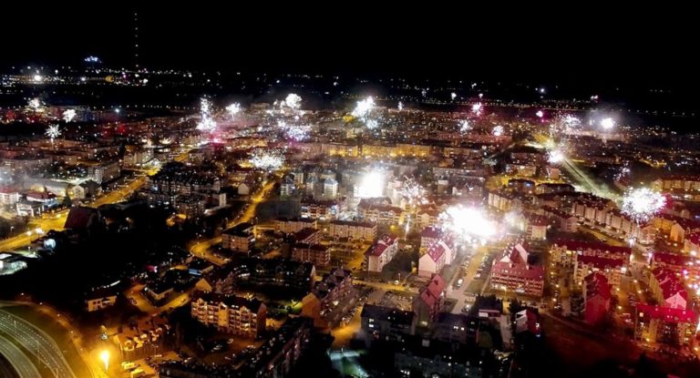 Tak wyglądał Olsztyn w Sylwestra. Tysiące fajerwerk&oacute;w w obiektywie drona