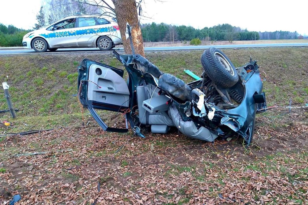 Nie żyje 19-letni kierowca Audi. Samochód uderzył w drzewo i rozpadł się na pół