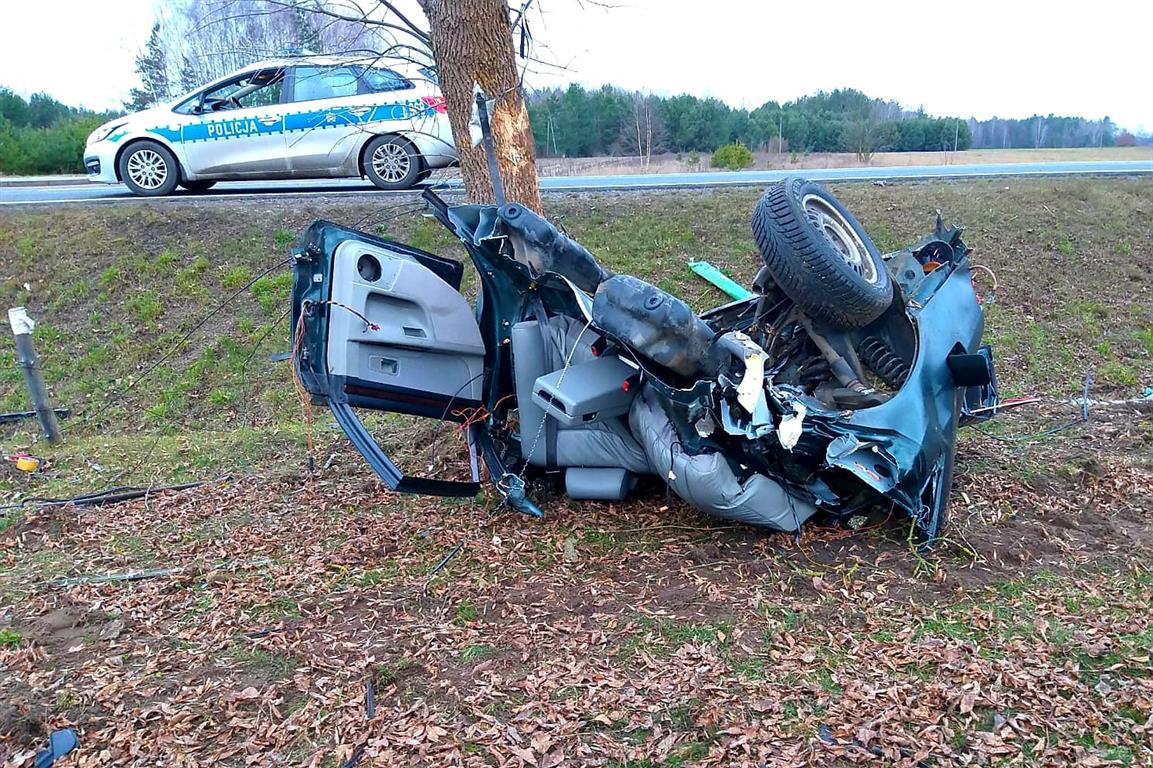 Nie żyje 19letni kierowca Audi. Samochód uderzył w drzewo