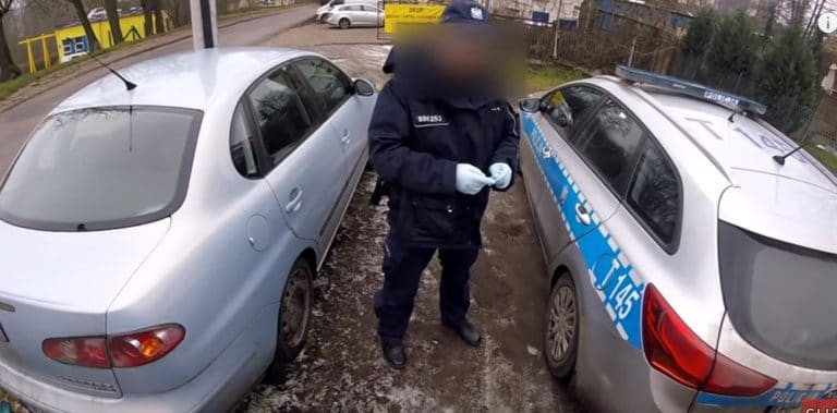 Znaleźli broń i naboje na ul. Artyleryjskiej. Jest nagranie z interwencji policji