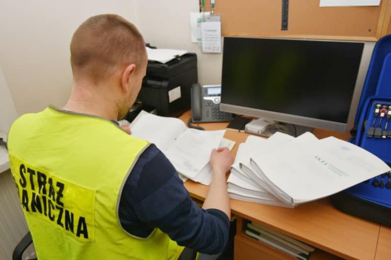 Mieszkanka Olsztyna podrabiała dokumenty legalizujące pobyt Chińczyk&oacute;w