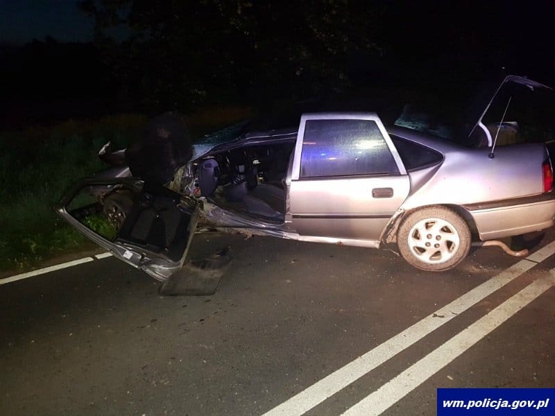 Stracił panowanie nad pojazdem po czym z impetem uderzył w drzewo