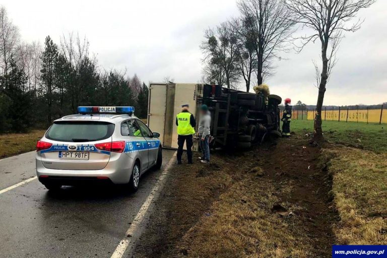 Ciężarowe Vovlo przewr&oacute;ciło się na lewy bok
