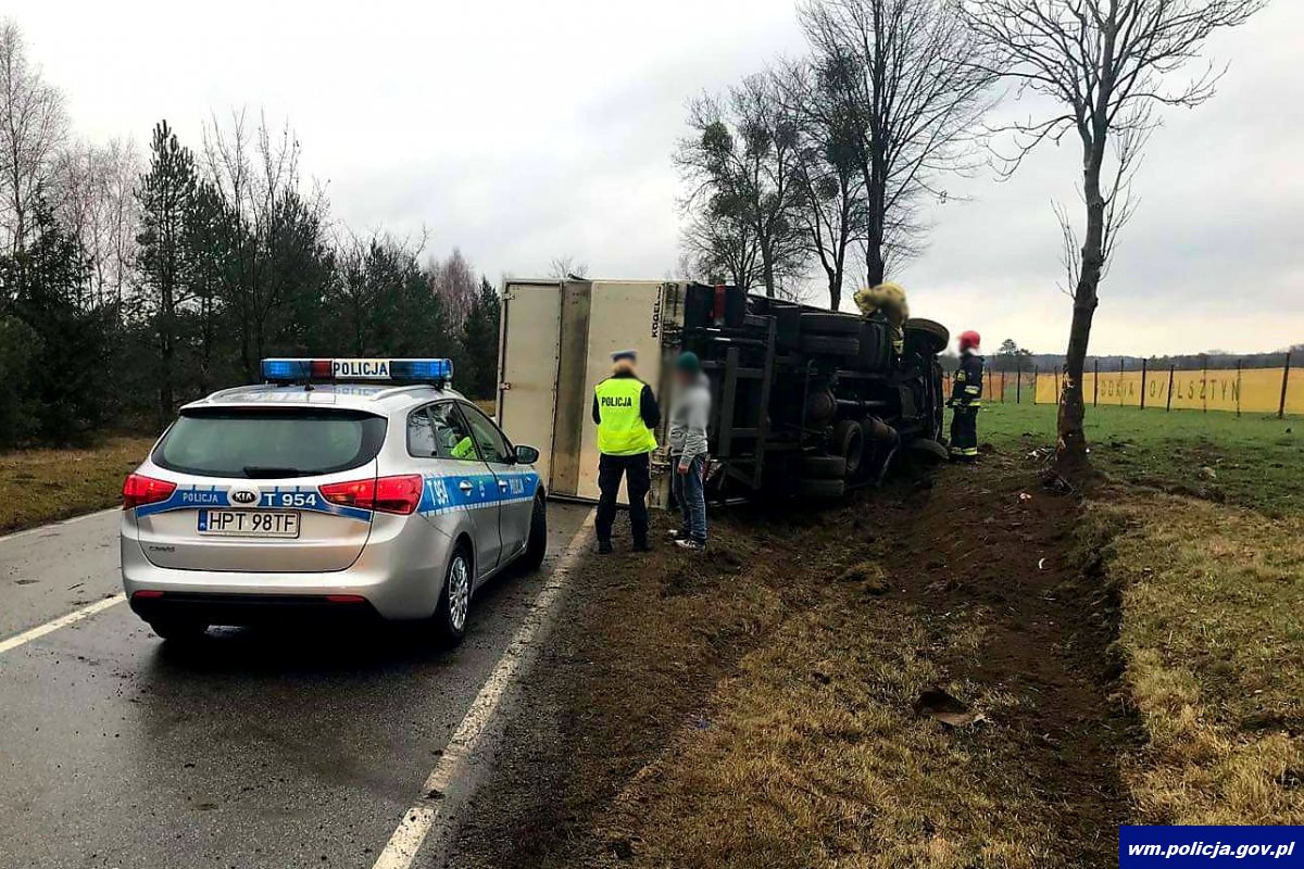 Ciężarowe Vovlo przewróciło się na lewy bok