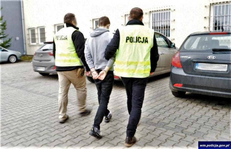 18-latek przewrócił 15-latka na ziemię, zaczął go kopać po ciele i bić po głowie