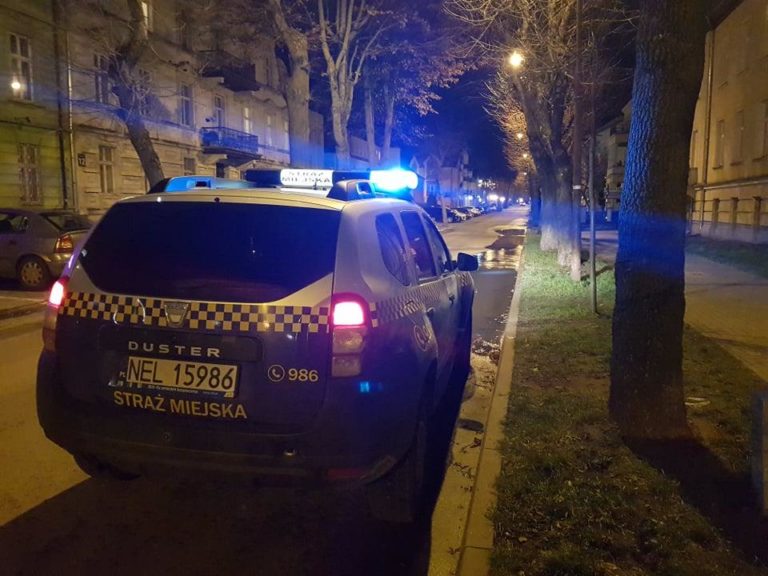 17-latkowie zażywali narkotyki za pomocą specjalnej butelki. Zatrzymała ich Straż Miejska