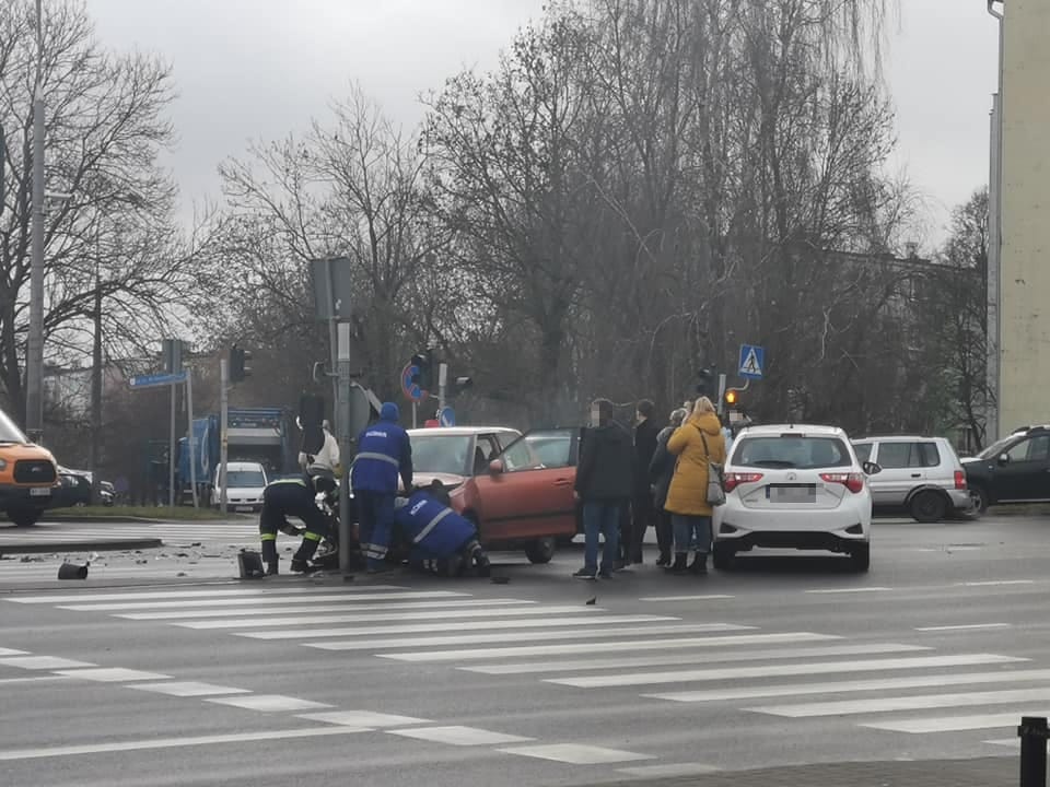 61-latka wjechała Skodą w BMW na al. Warszawskiej