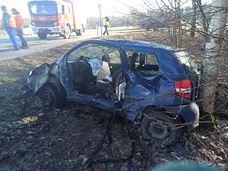 Foksem wjechał pod Passata. Kierowca śmigłowcem przetransportowany do szpitala