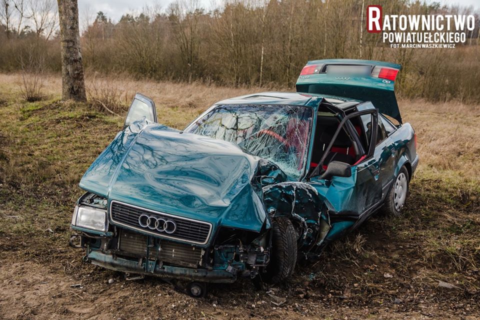 Audi uderzyło w drzewo. Kierowca miał szczęście?