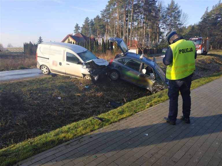 Dwóch kierowców trafiło do szpitala po zderzeniu się na łuku drogi