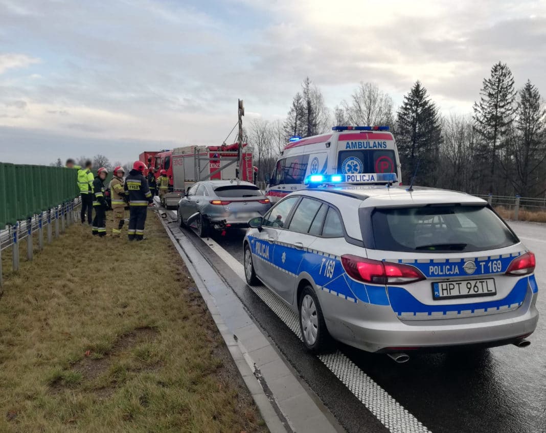 Wypadek na obwodnicy Olsztyna. Dwie osoby trafiły do szpitala