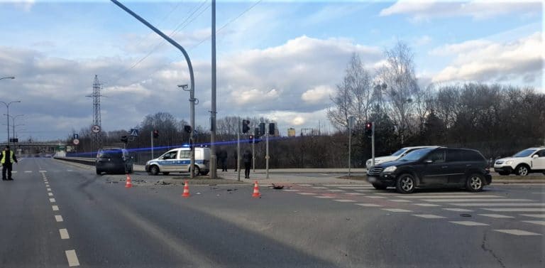 Kierująca mercedesem nie ustąpiła pierwszeństwa i uderzyła w renault