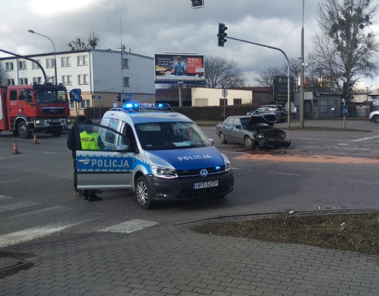 Kierujący mercedesem nie ustąpił pierwszeństwa i uderzył w BMW