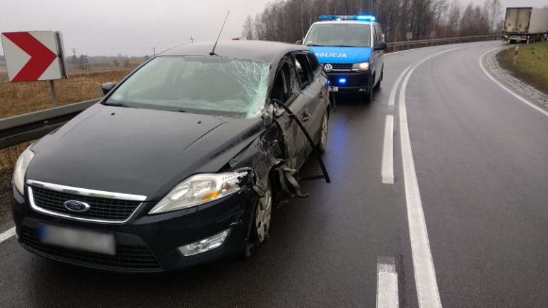 Ciężar&oacute;wka zderzyła się z fordem na DK 51