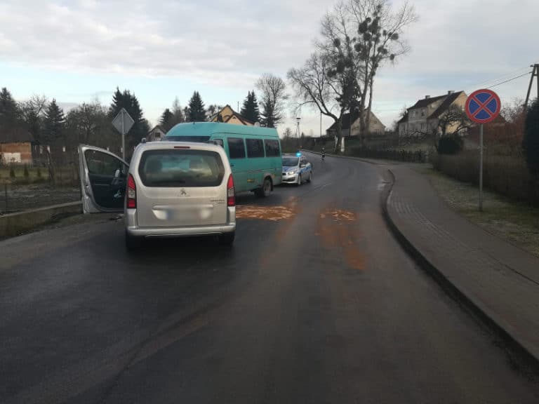 Czołowe zderzenia busa z samochodem osobowym