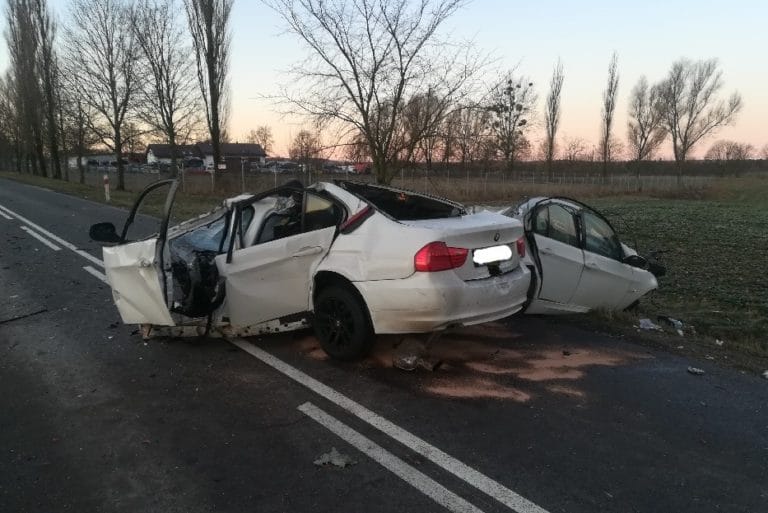 Kierujący BMW zjechał z drogi i uderzył w drzewo. 23-latek zginął na miejscu